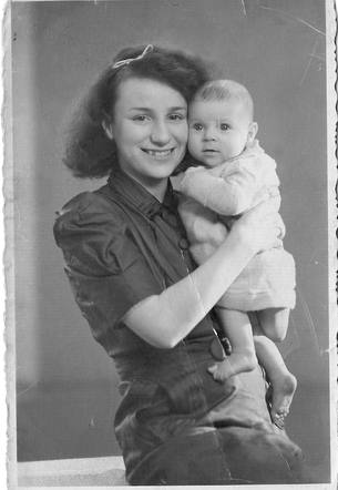 1 September 1923 | Dutch Jewish woman, Roza Anholt-Delden, was born in Amsterdam.

In July 1942 she was deported from #Westerbork to #Auschwitz with her daughter Christina. They were murdered in a gas chamber after arrival selection.