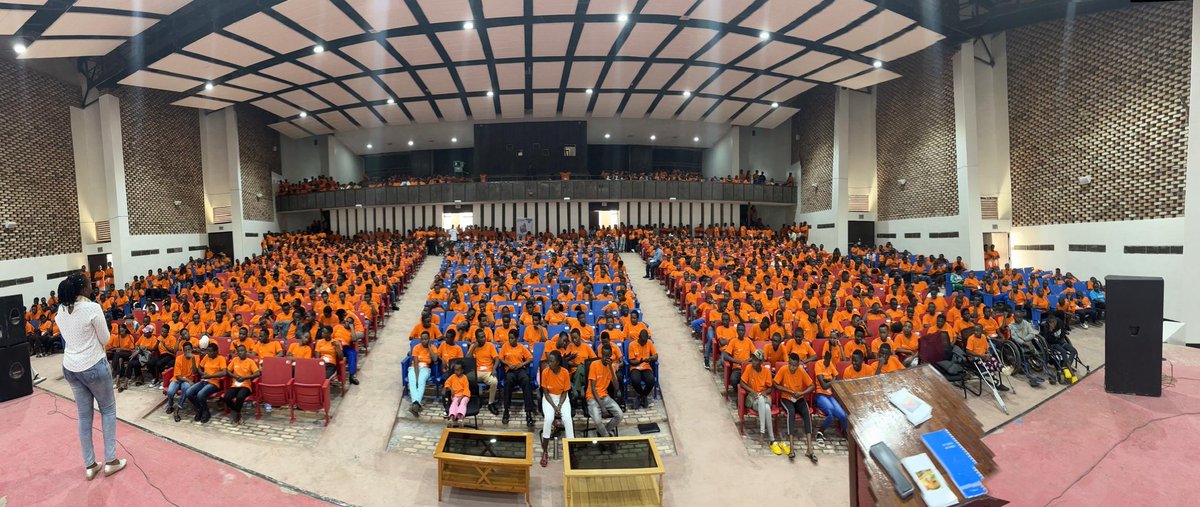 Umuyobozi w'agateganyo w'Ishami rishinzwe Imirire, Isuku n'Isukura muri NCDA Uwineza Agnes, yaganirije abana, uburyo bwo gutegura indyo yuzuye n'ibiyigize. Yabibukije ko kurya indyo yuzuye bifasha umwana gukura neza mu gihagararo no mu bwenge.
#ChildSummit
#EjoNiNjye