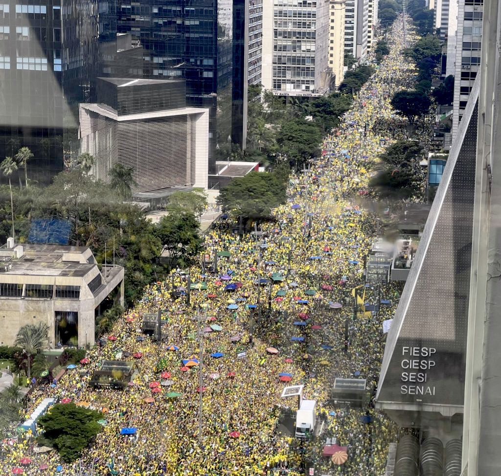 i_am_Vanshika22's tweet photo. "𝕏's ban in Brazil exposes the hypocrisy of a system that punishes compliance with local laws while touting global standards. By adhering to Brazilian regulations, 𝕏 was effectively silenced for upholding the very laws that are meant to protect citizens. This raises questions about the true motives behind such bans and whether they serve to stifle dissenting voices or cater to political interests."
