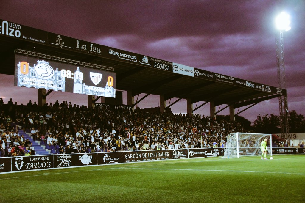 USCF - Bilbao Athletic 

⚫⚪ [UNA HINCHADA PARA ANIMARTE CON PASIÓN] ⚫⚪

 Y así fué, previa y nutrido corteo que nos llevó hasta el municipal, donde el unionismo pasional apretó en todo momento para conseguir la victoria de los nuestros.