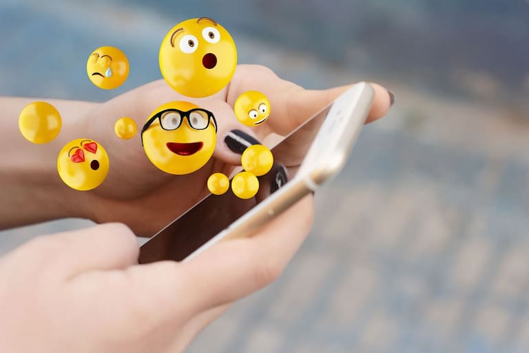 ani7acorral's tweet photo. Emojis de la discordia. Por qué sus significados cambian, según la generación que los reciba o los envía https://t.co/SyxPKg54FL https://t.co/rEPJuhF8mB