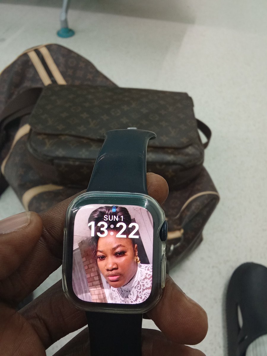 Olugoal's tweet photo. This lady lost her iWatch. 
Stamford bridge 
Chelsea 
#GOAT 
#viralshort https://t.co/kLA68etgRr