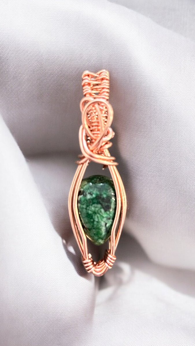 Spongey91's tweet photo. Creating a lot today on this rainy Sunday โค๏ธ#wirewrap #coldconnection https://t.co/PhKYGunUgY