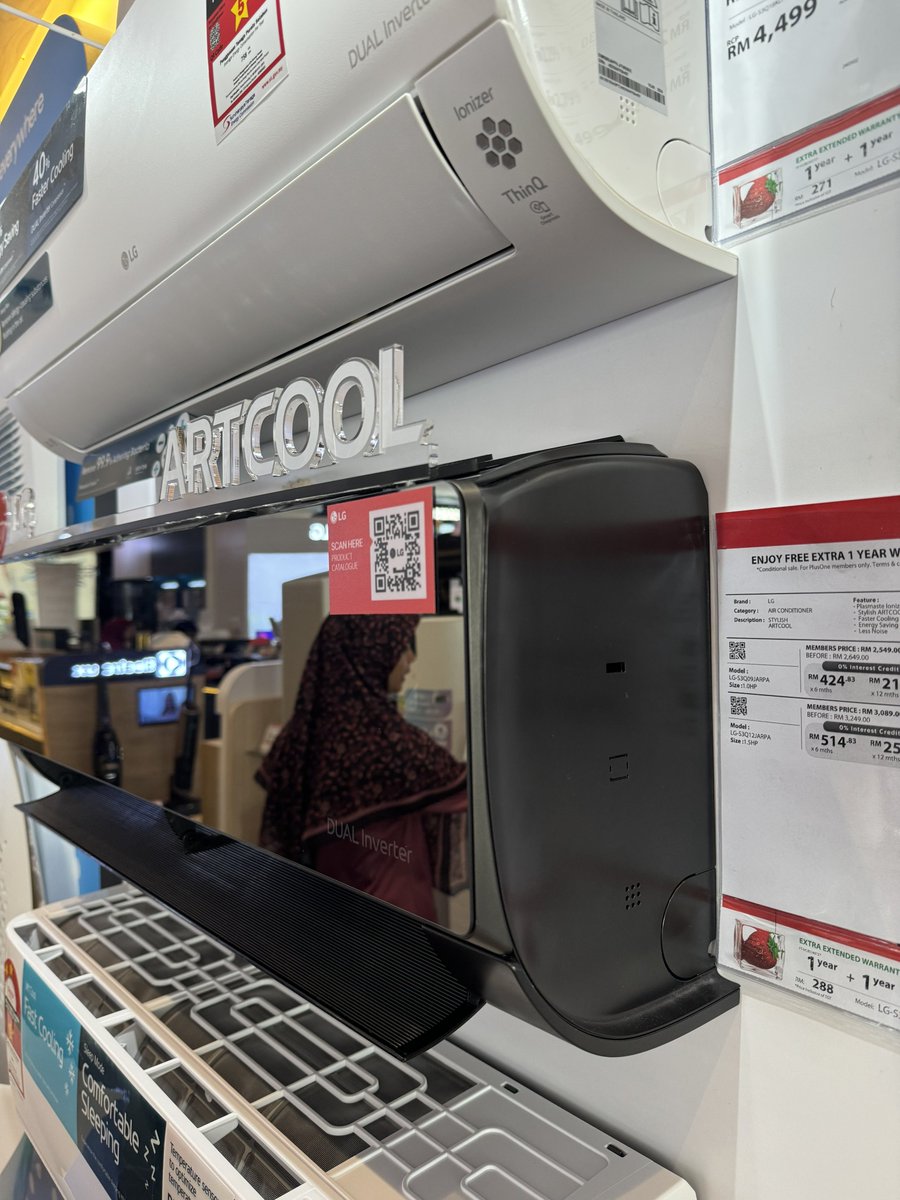 acaiijawa's tweet image. Setakat aku survey, hanya aircond jenama LG dan Haier je ada warna hitam.

Aircond warna putih ni, lepas 5-7 tahun dia dah start kuning. Nampak buruk walaupun masih elok lagi.

Memang nak suruh tukar baru agaknya.

Daikin, Panasonic kena banyakkan warna atau jual casing je.