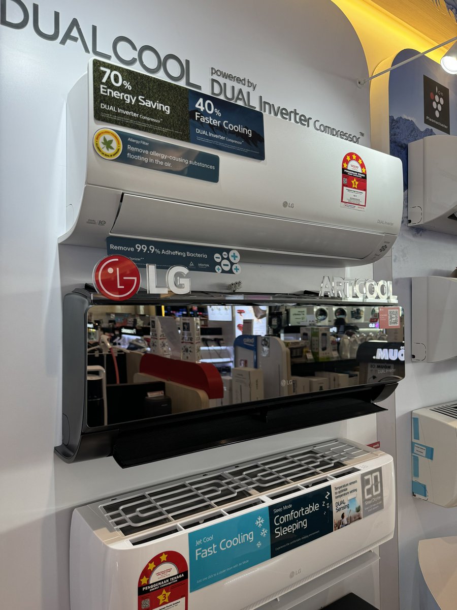 acaiijawa's tweet image. Setakat aku survey, hanya aircond jenama LG dan Haier je ada warna hitam.

Aircond warna putih ni, lepas 5-7 tahun dia dah start kuning. Nampak buruk walaupun masih elok lagi.

Memang nak suruh tukar baru agaknya.

Daikin, Panasonic kena banyakkan warna atau jual casing je.