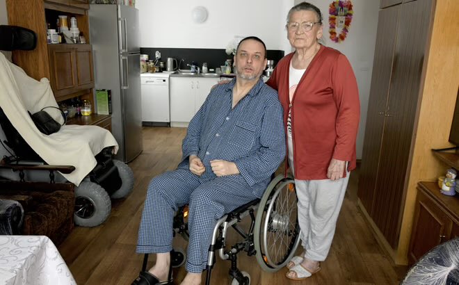 olasempruch's tweet photo. 2 lata temu we Wrocławiu umarł 59-letni Artur Holka, zatrzymany 31 sierpnia 1982 za udział w demonstracji.

Skazany na 9 miesięcy więzienia, które opuścił jako kaleka - ZOMO i SB skatowało go tak dotkliwie, że do końca życia był sparaliżowany. W 1993 orzeczono o jego uniewinnieniu ale bez zadośćuczynienia finansowego. Żył przykuty do łóżka, na skraju ubóstwa ze starą matką i niską rentą socjalną, renta specjalna przyznana została dopiero gdy premierem został Morawiecki.