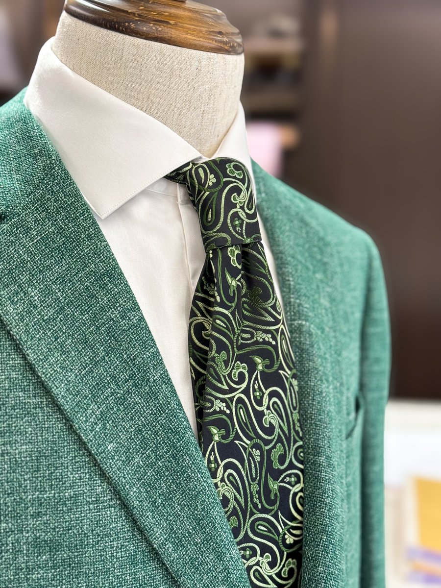 MaxwellsBespoke's tweet photo. This vibrant teal-green Marzoni wool jacket is a statement piece. With its bold color, knit finish, and brown wooden buttons, it's the perfect blend of style and comfort.
#maxwellsclothiers #bespoke #gentlemen #menswear #suit #suitup #suitstyle #marzoni #greensuit https://t.co/RfzPLD6Ijc