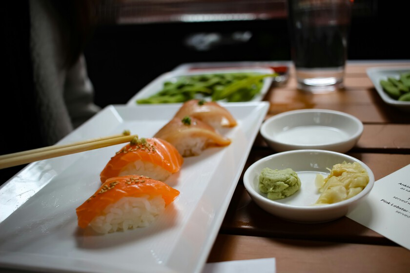 eprez36's tweet photo. Hasta los años 90 nadie en Japón comía sushi con salmón crudo. Hasta que una campaña de marketing lo cambió todo https://t.co/yBC6cANo0f https://t.co/LfOIvKZyZ5