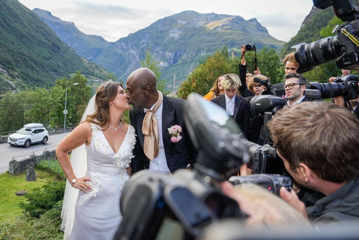 rete22ottobre's tweet photo. La principessa Martha Louise di Norvegia si è sposata con Durek Verrett https://t.co/UtIwP6vD0h https://t.co/HKUz4DZmj0