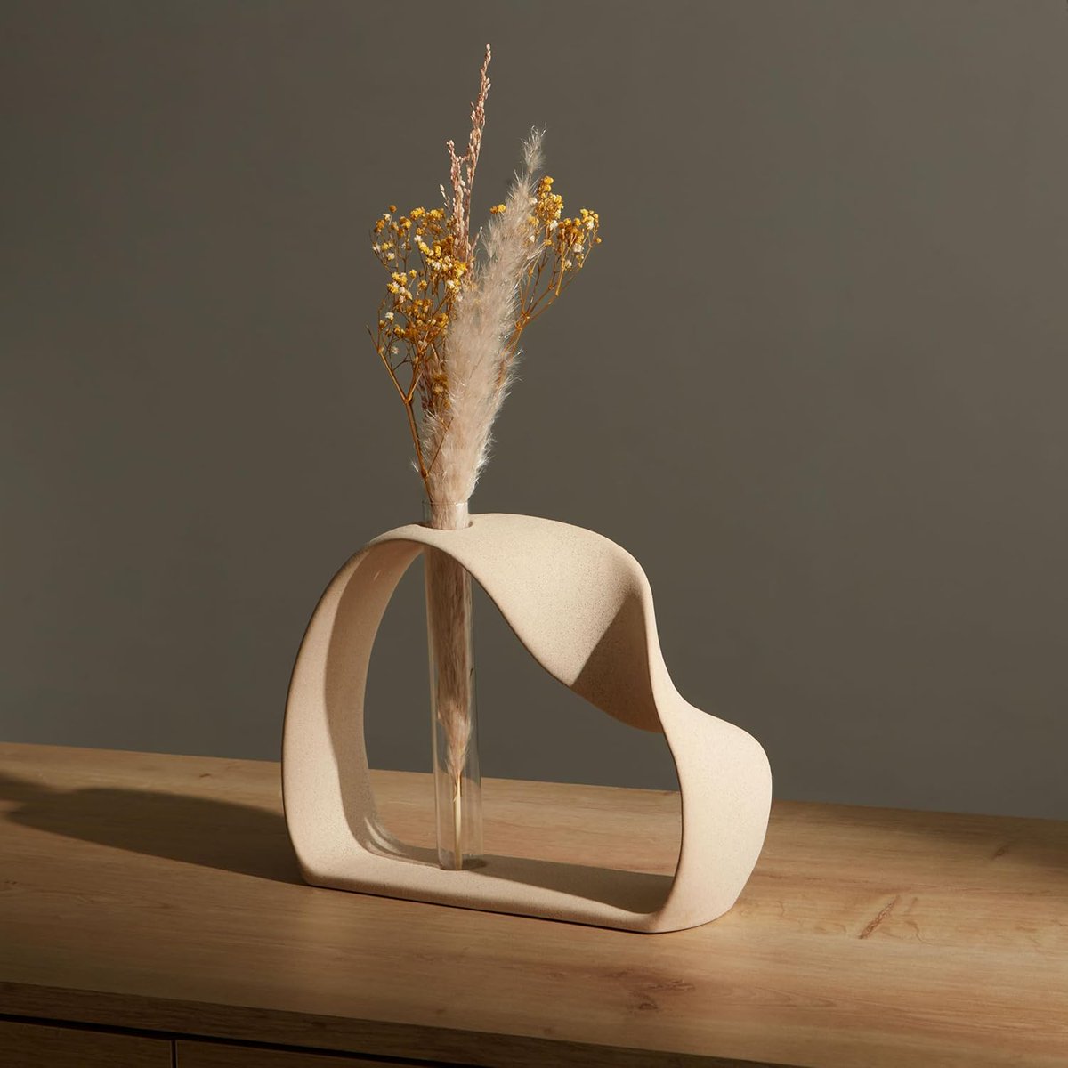 GoIveyGroup's tweet image. Product Of The Week: A Minimalist Vase with Ribbonlike Curves dlvr.it/TCff7n