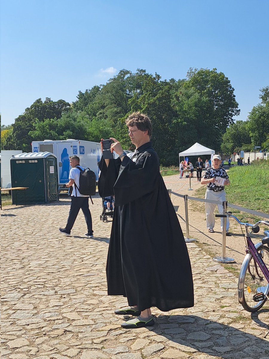 RenaKirchner52's tweet photo. Erstes #Tauffest in #Dresden an der #Elbe: 50 Kinder und Erwachsene lassen sich taufen. Zum Teil mit Elbwasser. @evlks Mehr bei @epd_news @epdOst https://t.co/suUQdC4do7
