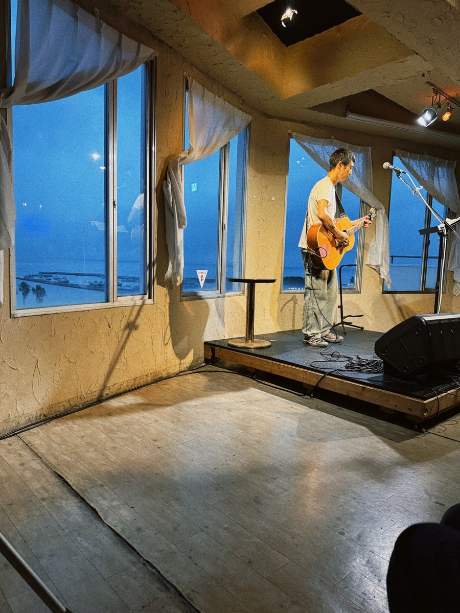 tomatooooo_m's tweet photo. 8月ラストは下津さん弾き語り。江ノ島。何年ぶりな江ノ島。今年初海。なんかもう夏がぎゅって詰まった感じ。後半の雷雨ももはや演出なんじゃ？というくらい。セトリやばかった。一緒に歌いたくなってた。(口ずさんではいた)カバーも最強。若者のすべてはやばい。仕事からのライブからの飲み🍺良い〆。 https://t.co/XbCTgiHyiC