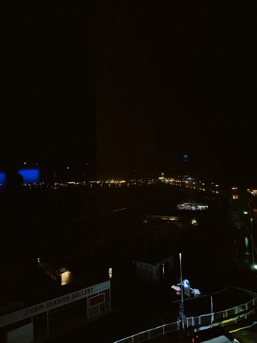 tomatooooo_m's tweet photo. 8月ラストは下津さん弾き語り。江ノ島。何年ぶりな江ノ島。今年初海。なんかもう夏がぎゅって詰まった感じ。後半の雷雨ももはや演出なんじゃ？というくらい。セトリやばかった。一緒に歌いたくなってた。(口ずさんではいた)カバーも最強。若者のすべてはやばい。仕事からのライブからの飲み🍺良い〆。 https://t.co/XbCTgiHyiC