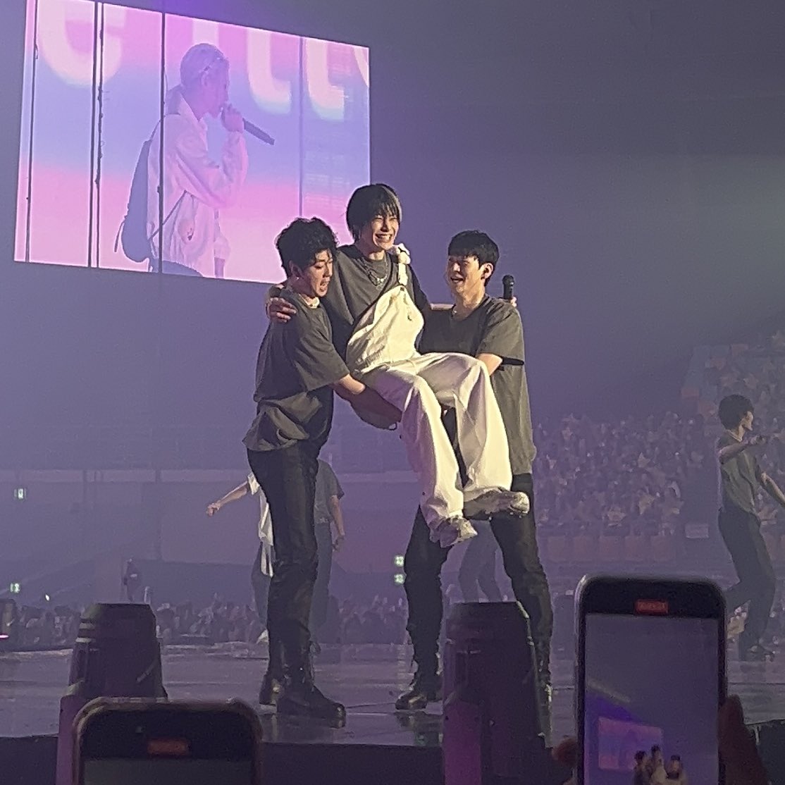amywolfchan's tweet photo. LOOK AT JEONGIN’S SMILE WHEN HE GOT LIFTED BY THE DANCERS https://t.co/vhfCKQZK2Y