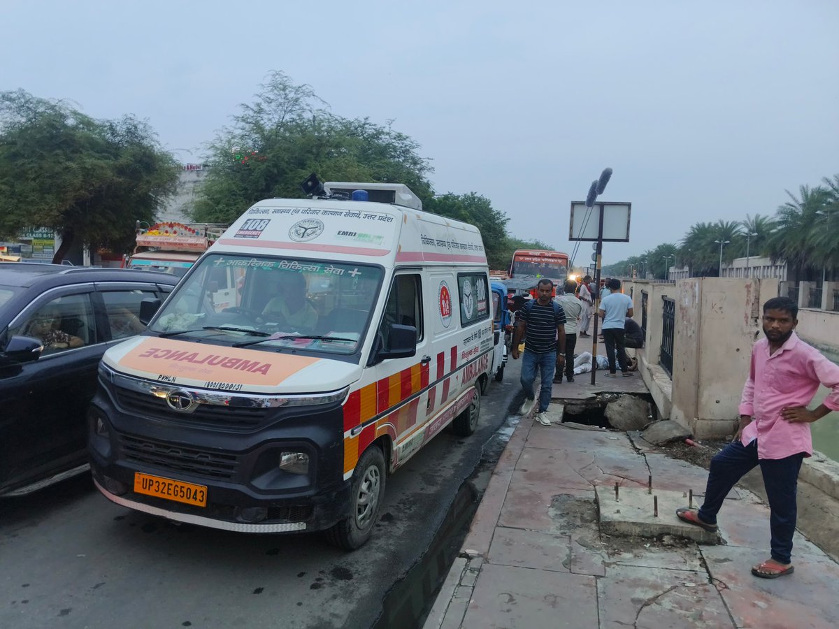 Chhaganshah's tweet photo. आज इको गार्डन से वापस लौटते समय रिक्शा चालक को अचानक मिर्गी के दौरे आने पर मथुरा एव गोरखपुर के CHO साथियों द्वारा प्राथमिक उपचार कर एंबुलेंस बुलाकर उपचार के लिए भेजा गया।
#upcho_strike
@Achoup2023 @Himalay_ACHOU @BrijeshPathak0 @myogiadityanath @nhm_up @aajtak @brajeshpathakup https://t.co/Qaj1ZKJyIV