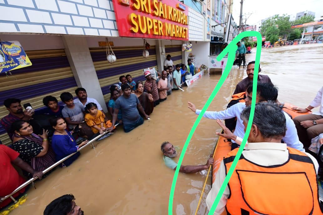JaganannaCNCTS's tweet photo. నువ్వు మారవా @ncbn
నీ పబ్లిసిటీ కోసం నువ్వు వచ్చి వెళ్ళే వరకు బాధితులు వరదల్లోనే ఉండాలా..
మధ్యలో పసుపు రోప్ ఎందుకు చంద్రబాబు... ఇక్కడే అర్ధం అవుతుంది నువ్వు బాధితులను పరామర్శించడానికి కాదు పబ్లిసిటీ కోసం మాత్రమే పోయావు అని.
#MosagaduBabu #AndhraPradesh #Vijayawada https://t.co/MP73rV8L7P