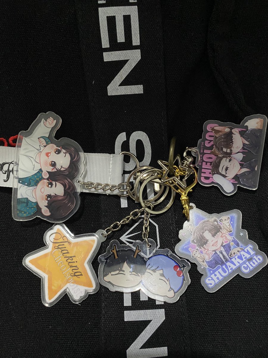 hongriri's tweet photo. thank you so much @goingcarats17. had so much fun today. hihi. 

thank you din sa lahat ng namigay ng freebies. (2nd pic) im so kiliiiiiig! yaaaaay!🥹🩷🩵

 #RockWithCheolsoo https://t.co/73QgTzoIxI