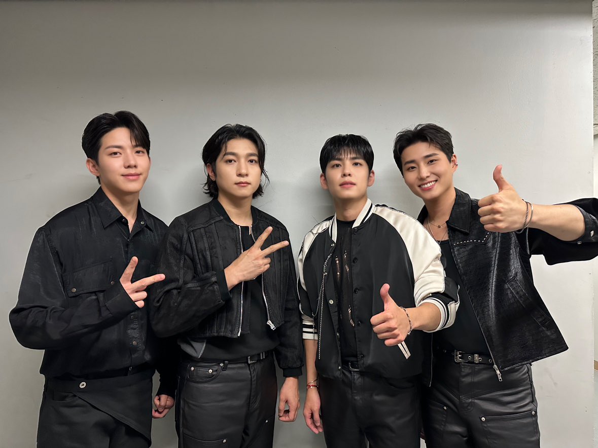 day6official's tweet photo. [ #DAY6_BEHIND ]

세상에 데이식스가 👂청음회라니, 
마음이 좋다 💕 완저니 귀가 녹아내려요..🫠

오늘 와주신 My Day 여러분 고마워요 ✨
9월 2일, 내일 💚 큰 거 온 다 💚

#DAY6 #데이식스
#Band_Aid
#녹아내려요 https://t.co/AKEuh19Vb8