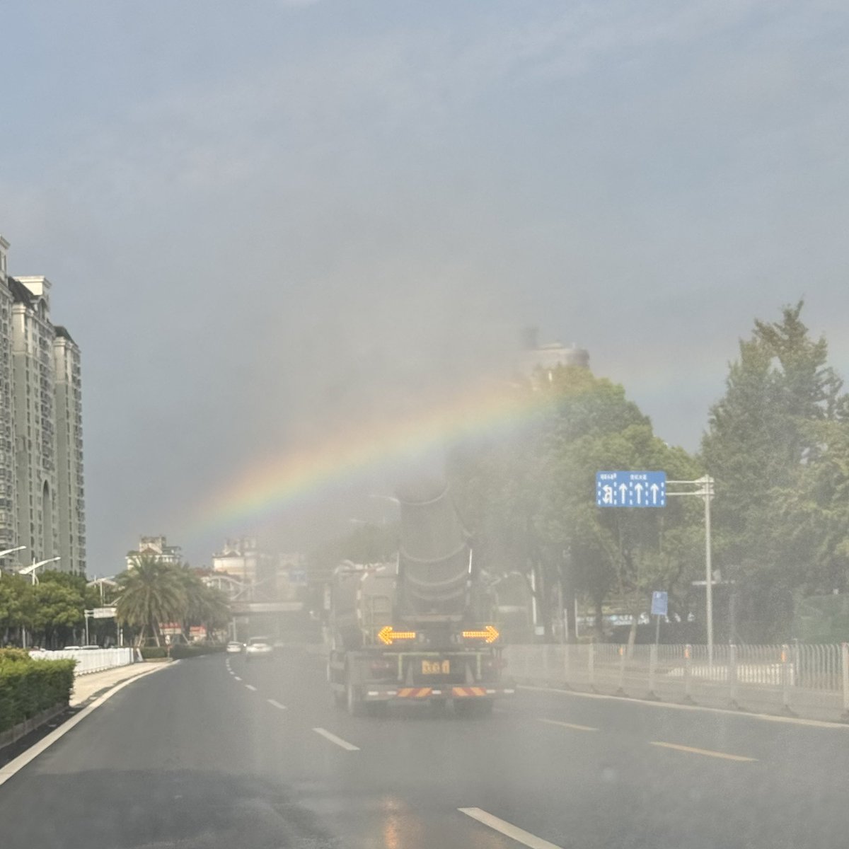 Current_z7's tweet photo. 上班路上的彩虹 https://t.co/lnNZVS06hV