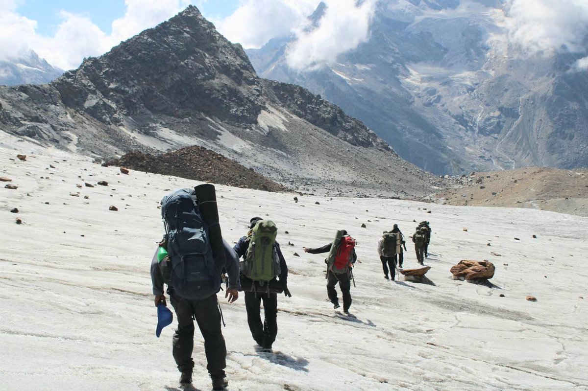 westerncomd_IA's tweet photo. #ArmyForAdventure

#GOC #KhargaCorps flagged in ‘Pin Parvati Trekking Expedition Team’ of #PineDiv at #AmbalaCantt. He complimented the remarkable feat of the team for covering 130Km in over a week under harsh weather conditions &amp; formidable terrain. 

#StrongAndCapable 

@adgpi https://t.co/MBYc6Brh44