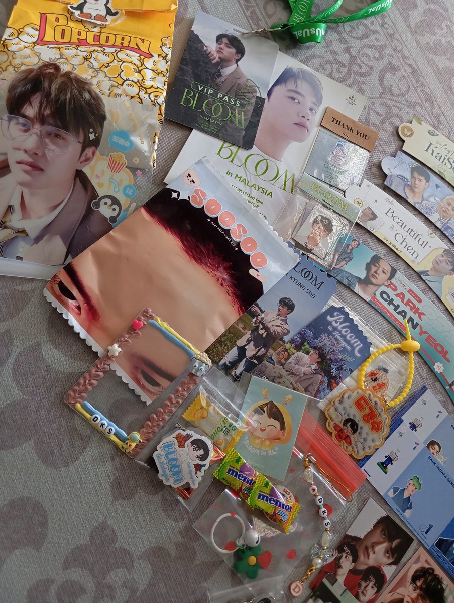 renchindandanie's tweet photo. I know I'm very veryyyy late, so baru ada masa nak tgk satu2 the freebies 😂 hereeeee are all the freebies I collected! Semua comellll sangatttttt! Thank you so much erideul 🤍 kita loveeeee semua freebies niii 🥰🤍
#BLOOMinKL #BLOOMinMY #DOHKYUNGSOO #EXO https://t.co/D4wsj6GI2M