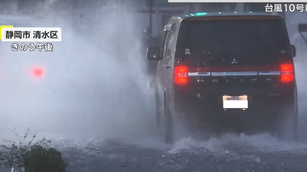 冠水していても関係なく突き進むデリカ。
4x4のデリカは40年前から水深60cm程度でもエンジンが止まらないようエアクリーナーの吸気位置が座席高さと同じ位置にあります。