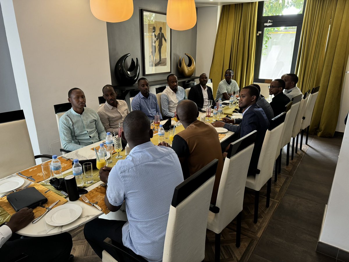 Déjeuner de travail avec de Jeunes Diplômés #Rwandais 🇷🇼 en Sciences &amp; #TechnologiesNucléaires : Les pionniers de la possible localization &amp; du transfert de Technologies du Programme de Développement des Petits &amp; #MicroRéacteurs #Nucléaires (#SMRs #MMRs)