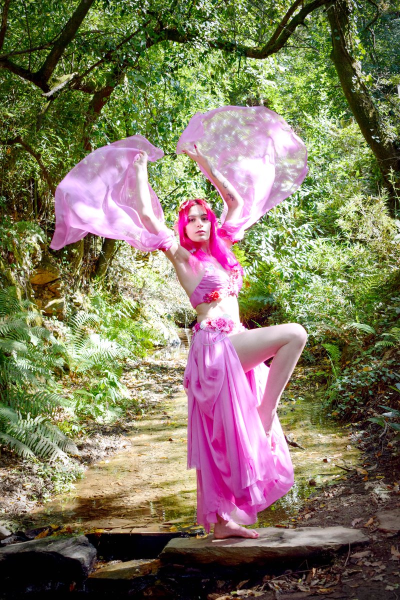 ThatwitchFinyaa's tweet photo. lastest work with @silvipinto 
This costume was all handmade its simple but I always wanted to try making something inspired by fairies and the fantasy worlds we all love 🩷 https://t.co/8AVZcz5n0i
