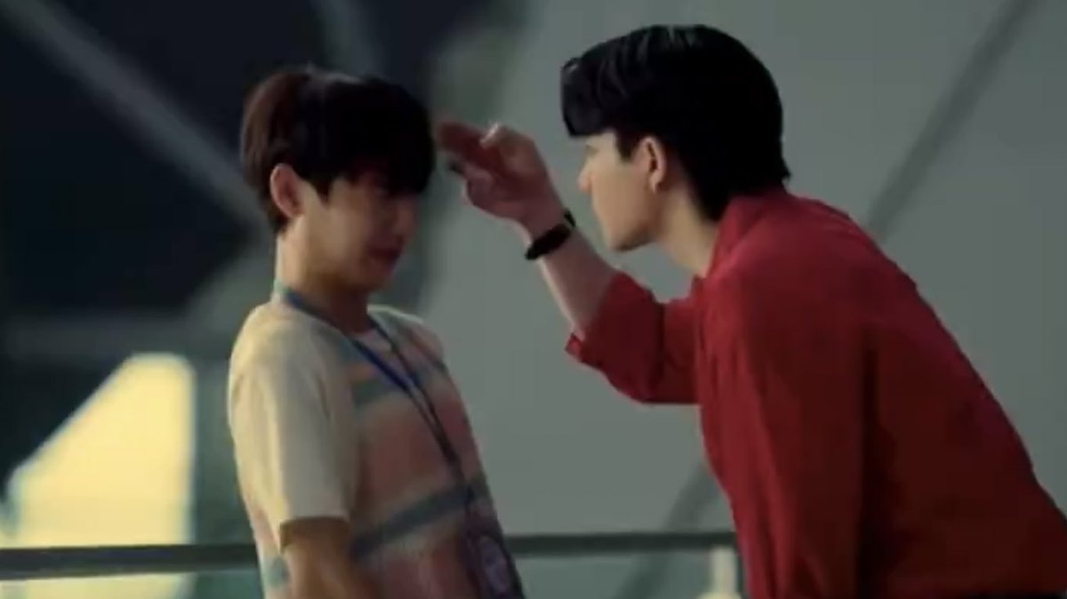 ivaugxx's tweet photo. น่ารักเป็นธรรมชาติมาก มือไม้สายตงสายตา บอดี้แลงเกวจ รอยยิ้มที่ส่งให้กัน คือใช่หมด ถ้าสองคนนี้ไม่คบกันโลกนี้ไม่มีใครคบกันละ คบกันเถอะค่ะ คบกันได้แล้ว นะๆ เพื่อความสงบสุขของโลกใบนี้😭
 #TheTraineeSeriesEP10 https://t.co/rOBW4RokSW