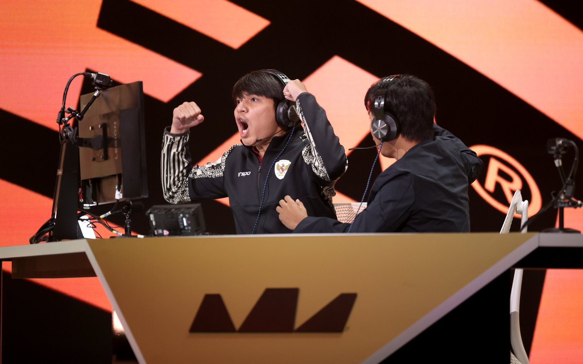 Your first FeWC featuring Football Manager finalist - Indonesia 🇮🇩 👏 

Follow the action live now ➡️ twitch.tv/fifae 🎥

#FameYourGame #FIFAe