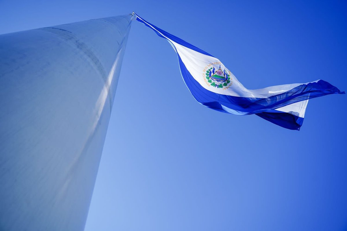 ultimahsv's tweet photo. #Nacionales | 🇸🇻 Con la bandera de #ElSalvador ondeando en la plaza #Masferrer durante la madrugada, comenzaron las festividades por los 203 años de Independencia. https://t.co/6OgWdpyATE