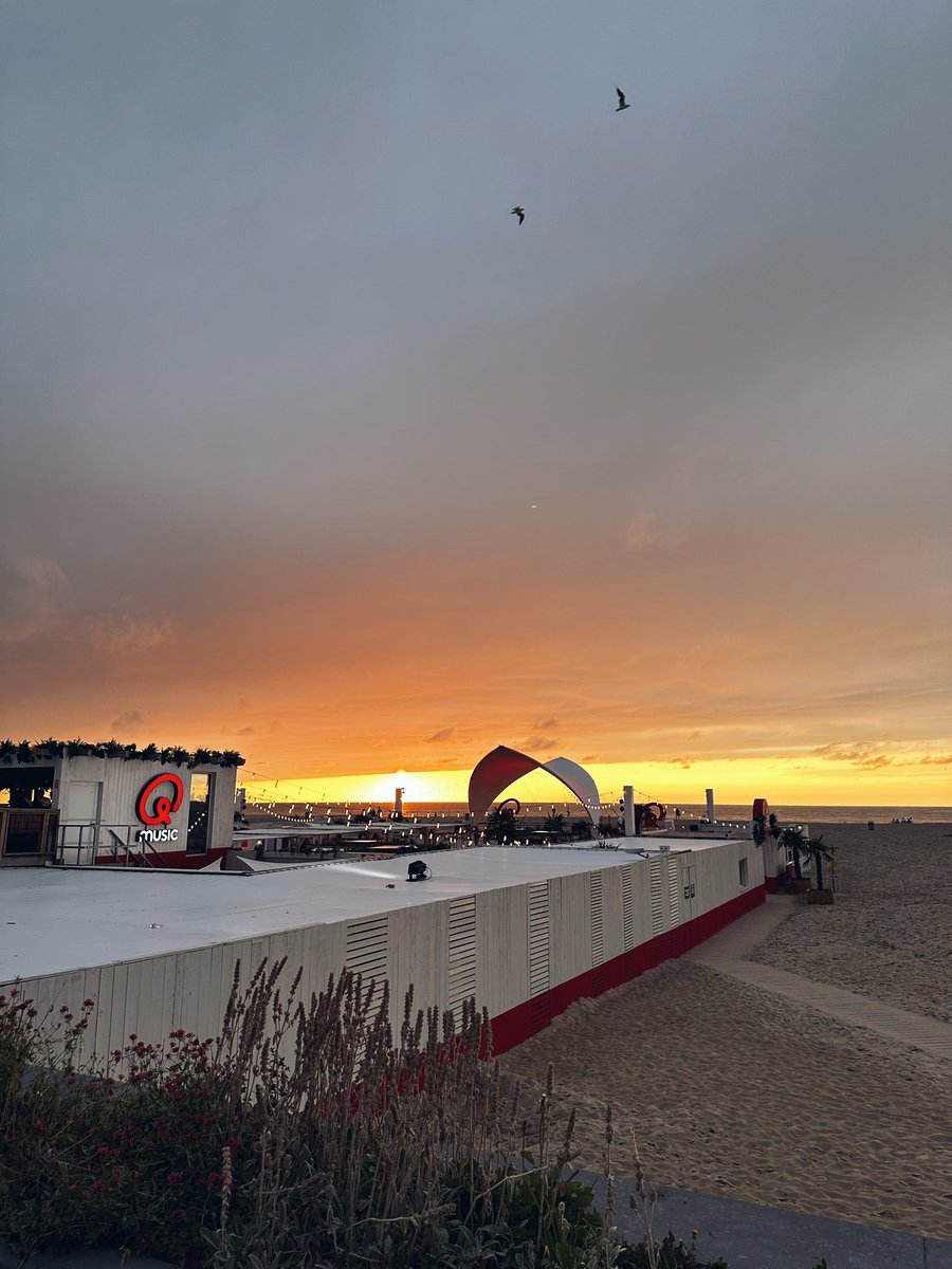 Laatste dag van het Q-Beach House in Oostende ☀️ Wat een zomer en wat een hete dag om die mee af te sluiten! #Qmusic