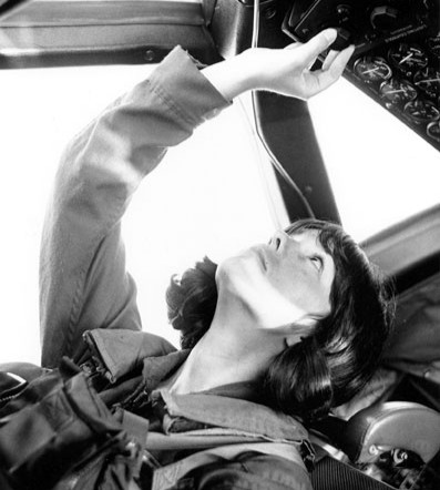 Today in history 🗓
1 September 1974: Navy Lieutenant Judy Neuffer became the first woman to pilot a plane through the eye of a hurricane.  

Photo credit 📷: U.S. Navy