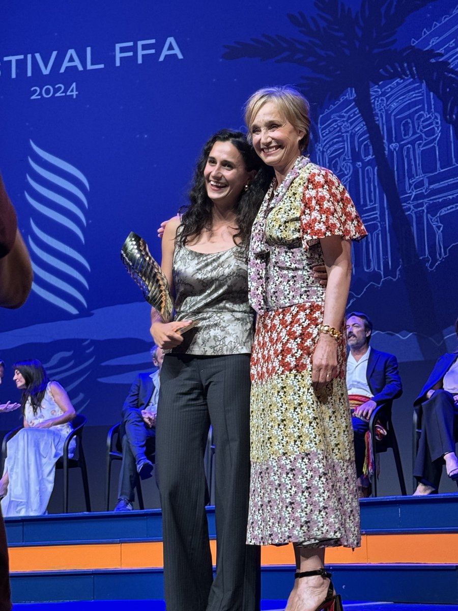 Le Valois de diamant du meilleur film attribué à #LouiseCourvoisier des mains de la présidente du jury Kristin Scott Thomas pour le très beau film « Vingt Dieu » #FFA2024 #Francophonie