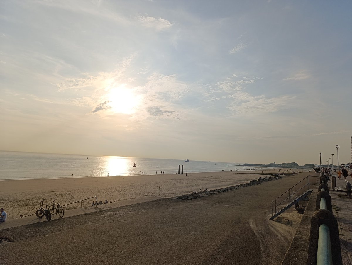 Siempre soñé con vivir junto al mar. Hace una semana me mudé a un pueblo costero muy lejano. No ha habido un sólo día en que no venga a la playa a caminar. El mar tiene un no sé qué que te cura.

A pesar de lo que me pasó ayer, le cogí cariño a este pequeño pueblo...