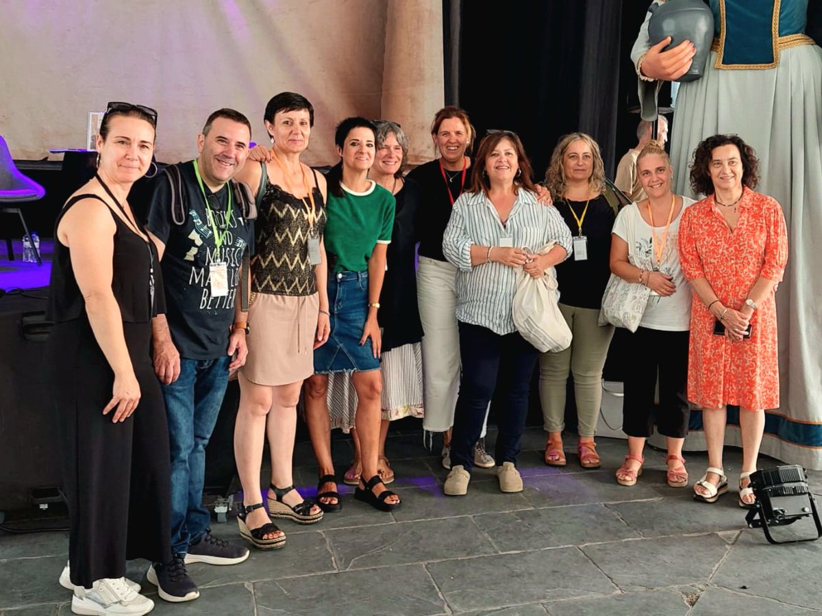 skaps's tweet image. Ahir dissabte les @bibliotequeslle inclosa @bibliosort vam ser molt ben rebudes a la Fira del Llibre del Pirineu que tant bé organitza @AjOrganya A més de llibres ens emportem bons records i ganes de treballar per la cultura del #Pallars i el #Pirineu 📚🏞️