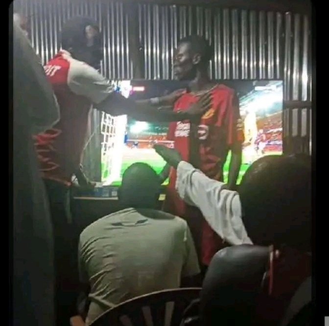 Mbona tukifungwa unaniangalia?