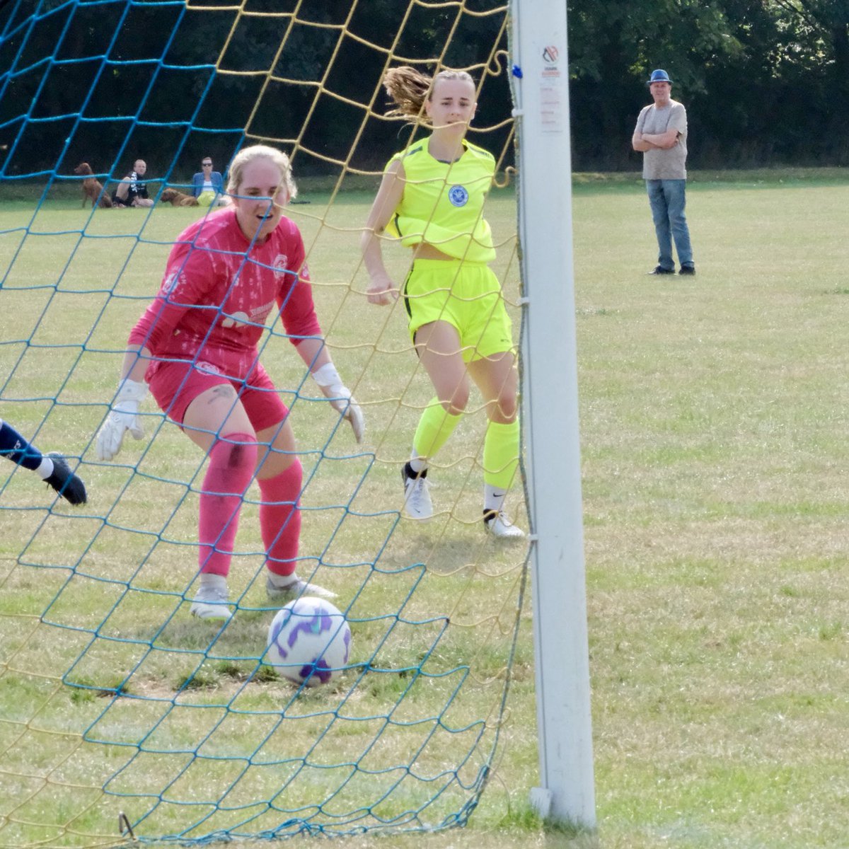 #AdobeWomensFACup ⁦<a href="/CavershamUtdWFC/">Caversham United Women</a>⁩ vs ⁦@Penn_football⁩ another great passage of play from the away team. Home keeper has also been fantastic.