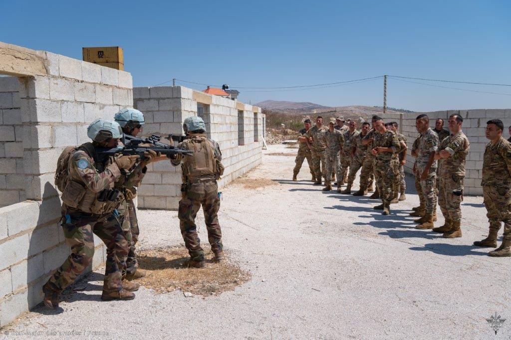 Entraînement conjoint entre la Force Commander Reserve et les armées libanaises 🇱🇧. #DAMAN
👉 Échanges et mise en œuvre des compétences et des savoir-faire dans le domaine du combat et du secourisme en zone urbaine.
👉 Poursuite de la coopération bilatérale entre <a href="/UNIFIL_/">UNIFIL</a> et les