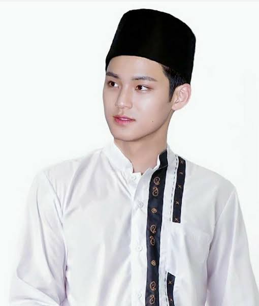 Mas mau Isya dulu ya, dek.