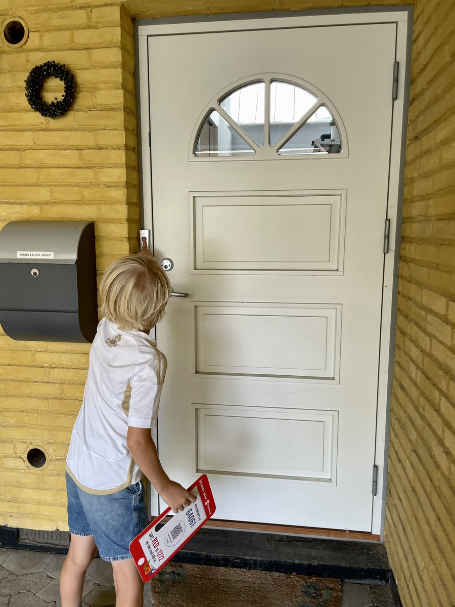 Nå, nok med det fodbold. Ud og fikse det, der virkelig tæller…❤️

Eddie og jeg samler ind til <a href="/redbarnetdk/">Red Barnet</a>. 
I kan også støtte vores indsamling på MobilePay nr: 64061 - skriv gerne vores indsamler-ID 127563 i kommentarfeltet.

Hvert eneste bidrag tæller…🙏🏻❤️