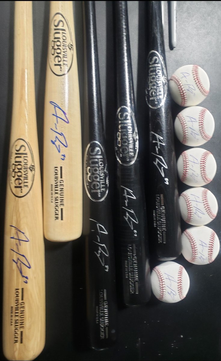 TBW_baseball's tweet image. *WINNERS CHOICE GIVEAWAY* Your choice of a signed MLB ball or bat (Either color) from Braves All Star Austin Riley. Austin was gracious to sign items for us when he visited TBW in June.
Entry: 
Must like, repost and follow our account to enter. 
Winner announced 9/10. 
Good luck!