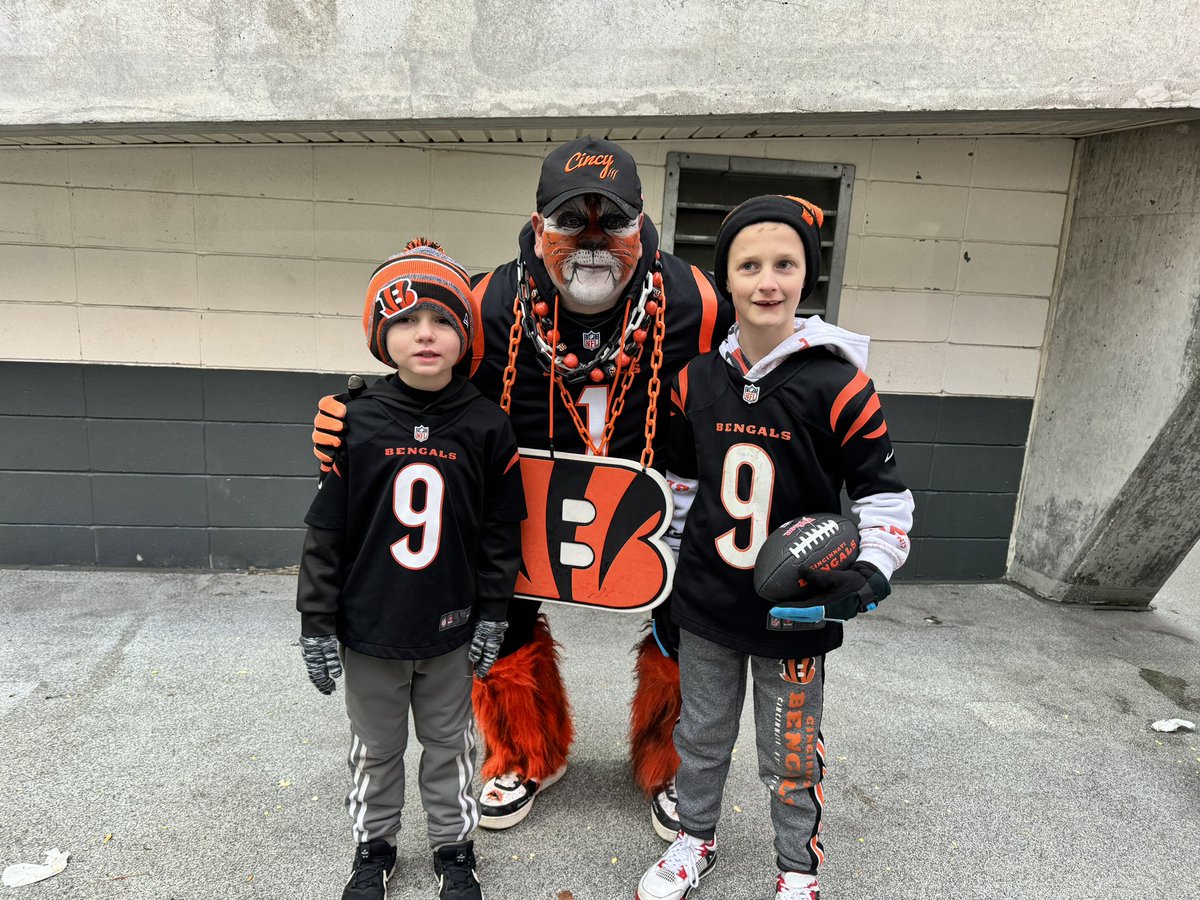 Matthew38512771's tweet photo. @TonyDaTiger96 @Bengals @bengaljims_BTR You’re the man! https://t.co/BAJKYJQ2nO