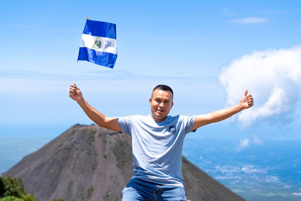 Hoy, los salvadoreños caminamos con orgullo por el mundo, reflejando un verdadero sentido de independencia y soberanía. 

Somos un país de plena democracia y un Estado de Derecho que protege a los buenos.

Con alegría y honor, alzamos nuestra bandera y damos bienvenida al mes en