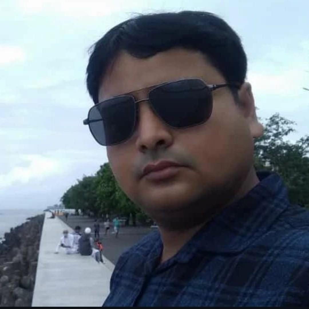 जिसने सिखाया हमे अंदाज  मुस्कुराने का.!!
उसे ही शौख है आज हमे रुलाने का.!!

लाया था हमे जो समुंद्र के लहरों से छीनकर .!!
वही मून तजीर है आज मेरे डूब जाने का.!!

    #poet    #Shayri #pic 🥀 #Mumbai