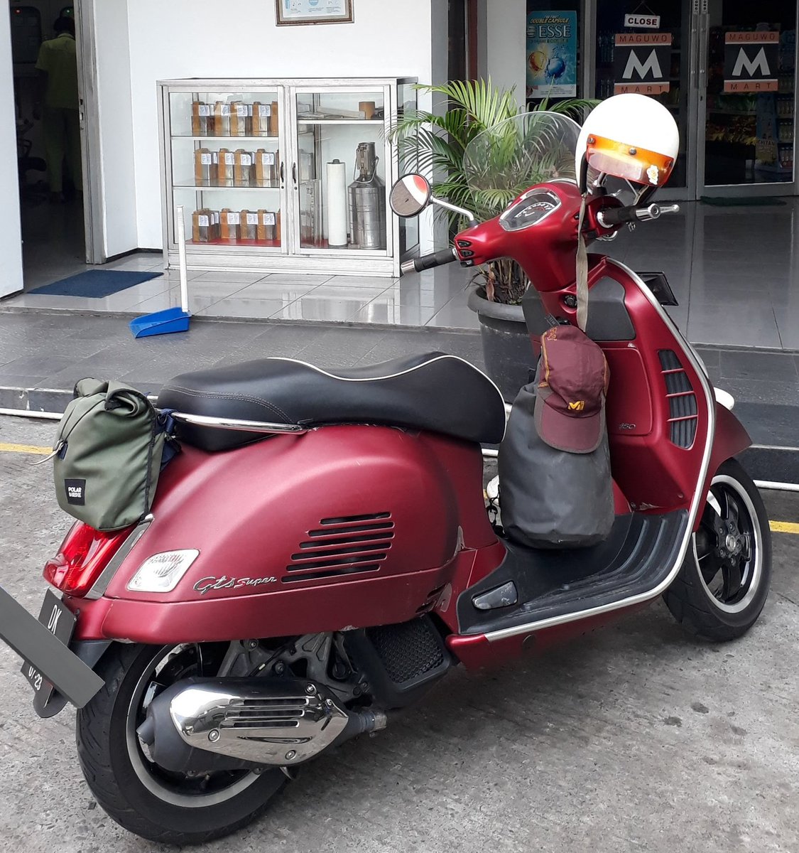 rayimaz's tweet photo. Iseng iklan sini dulu,

For Sale
Vespa GTS Super 150 
MY 2017, penggunaan 2018.
Warna merah doff (cm keluar thn 2017)
Kondisi mesin sehat, ECU baru, Servis tertib.
Acc Flyscreen medium, karpet.
Kondisi fisik good dengan tanda2 bekas pemakaian wajar.
No crash or dent
... https://t.co/jdwwS2SVco