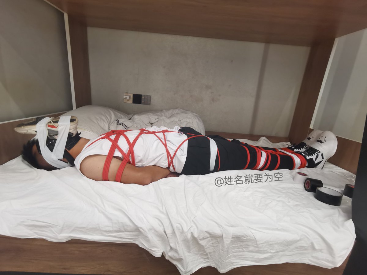 XMJYWK111's tweet photo. 家人们，时隔一年多终于又做到S了😭
超级听话的黑皮狗狗想被重度束缚（我这应该算吧）。用胶带封死眼睛后加一层眼罩、耳朵堵死、嘴巴用臭袜和胶带封住，一点声音都发不出来，绑三个多小时，期间我一直压他身上挠痒痒、做游戏，但是狗狗劲太大了压不住，最后只能脚接绳子在床梯上被玩弄了 https://t.co/HWj3AQTtua