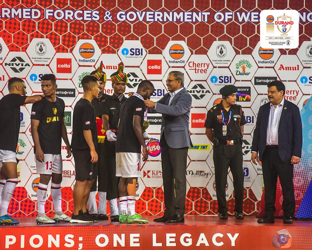 The 𝐂𝐡𝐚𝐦𝐩𝐢𝐨𝐧𝐬 of the 133rd Edition of #IndianOilDurandCup, NorthEast United FC, were presented with the Gold medals by Lt Gen Ram Chander Tiwari, UYSM, AVSM, SM, GOC-in-C Eastern Command and Patron, Durand Cup Organising Committee.

#Final #MBSGNEUFC #PoweredByCoalIndia