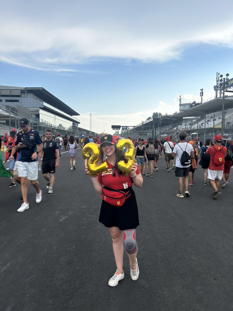Charl0ttina's tweet photo. @Charles_Leclerc Grazie Charles per il regalo di compleanno ❤️ https://t.co/Mqj5g3eZMN