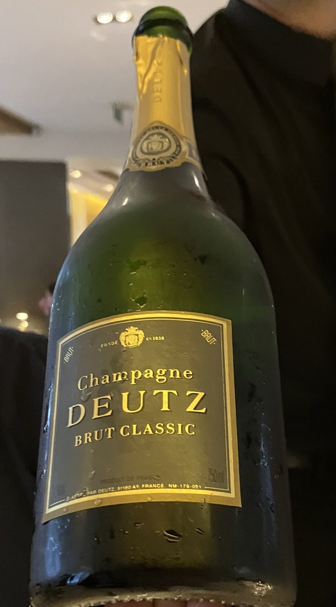 New #champagne house for me Deutz. Wonderful brioche bread nose and fantastic mousse, tiny persistent bubbles with great fruit and fresh long finish